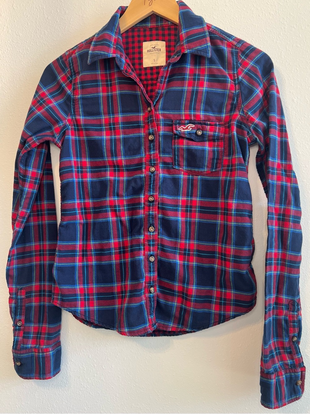 Hollister Women's Navy and Red Plaid Button-Up Shirt